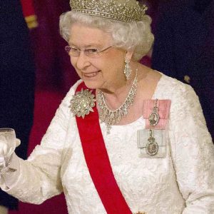 Elizabeth II of the United Kingdom and her love of gin with Dubonnet, a taste she shares with her mother |  property |  British royal family |  nda |  nnni |  People
