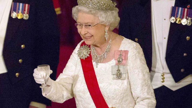 Elizabeth II of the United Kingdom and her love of gin with Dubonnet, a taste she shares with her mother |  property |  British royal family |  nda |  nnni |  People