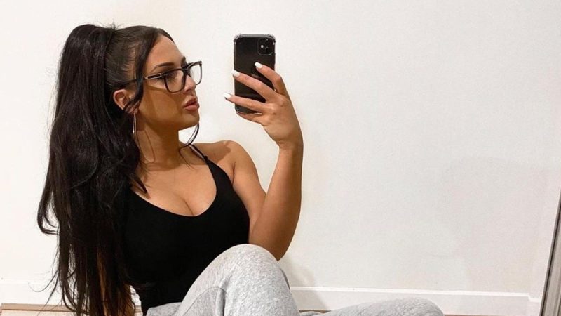 Sonia O’Neill presents a beautiful selfie in a mini outfit