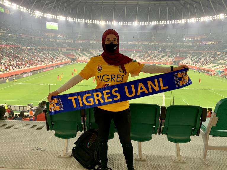 Paola is a soccer fan, a fan of Tigres and dreams of working in the World Cup.  (Photo: Twitter / @paola7kat).