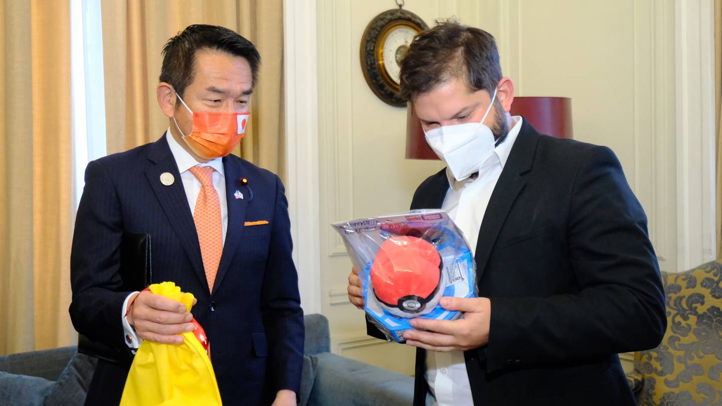 Japan's Minister of State for Foreign Affairs, Kiyoshi Odawara, presents a Pokémon game to Gabriel Borek, President of Chile, before his inauguration on March 11.  Photo: Gabriel Borek Press