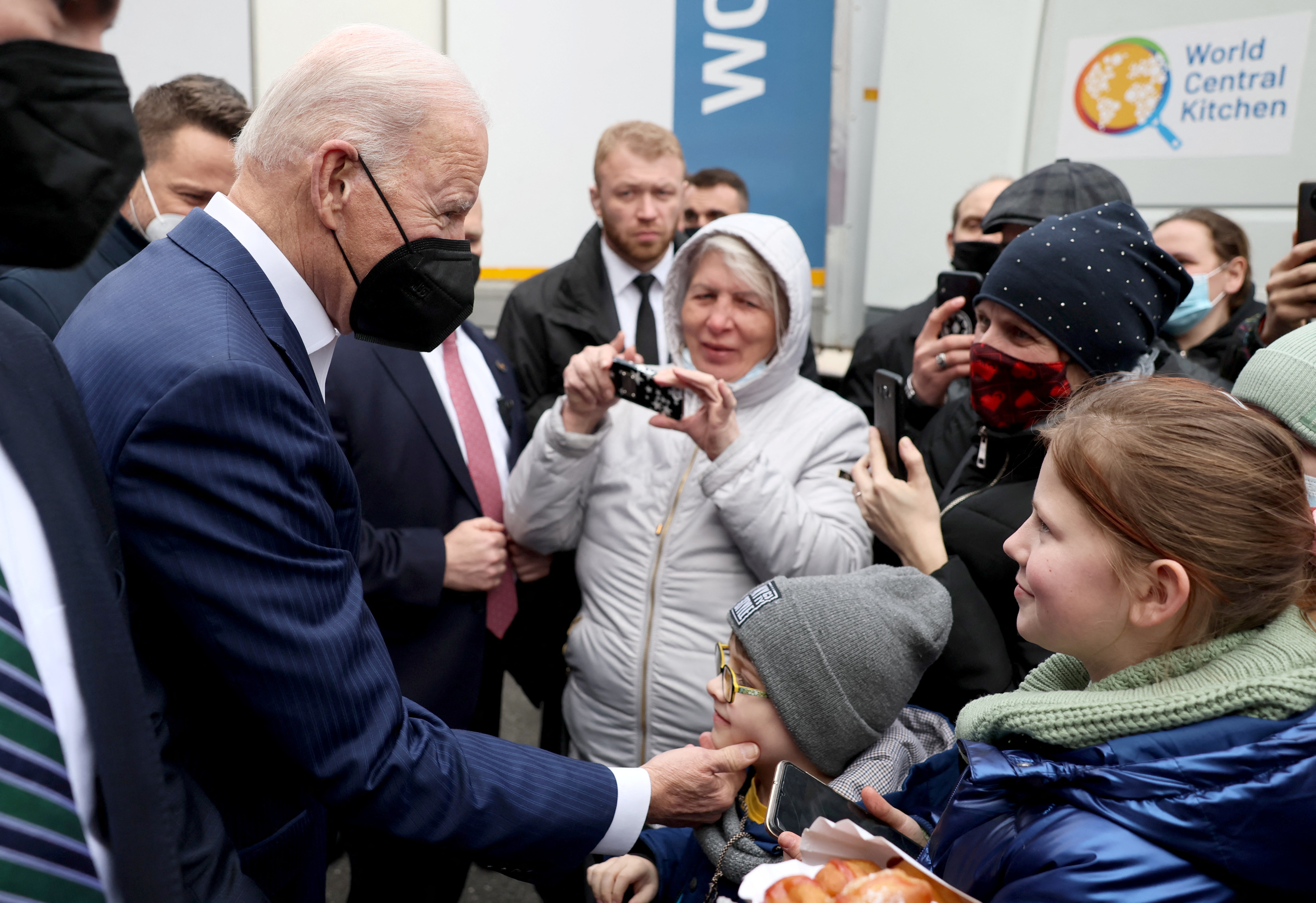 Biden with Ukrainian refugees (Reuters/Evelyn Hochstein)