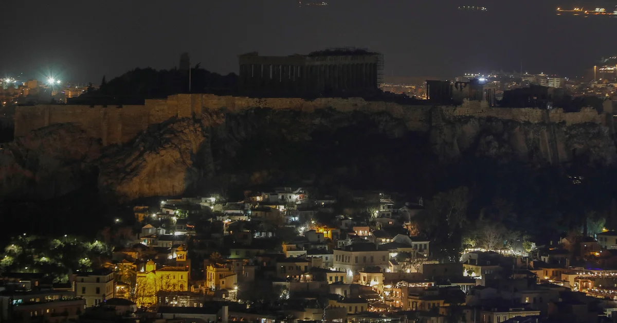 Monuments around the world go dark during Earth Hour