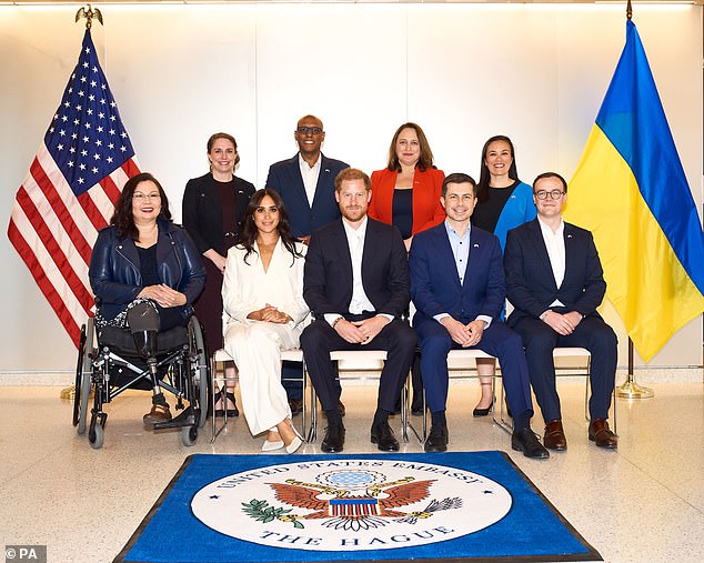 In the photo, Harry and Meghan met Pete Buttigieg on Friday, along with the rest of the US delegation.