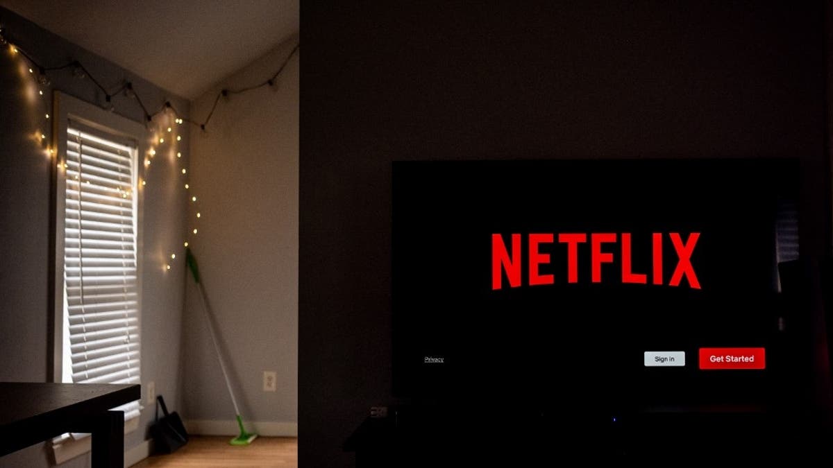 Netflix collapses after announcing it lost 200,000 subscribers