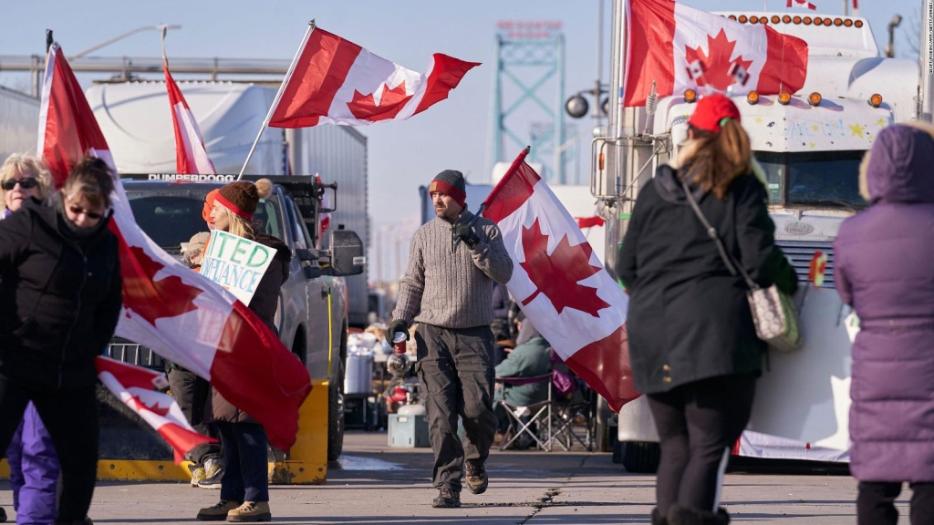 This is how truck drivers in Canada are protesting from the inside