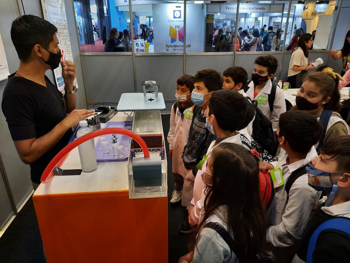 Balseiro Institute teachers bring science and technology to the book fair
