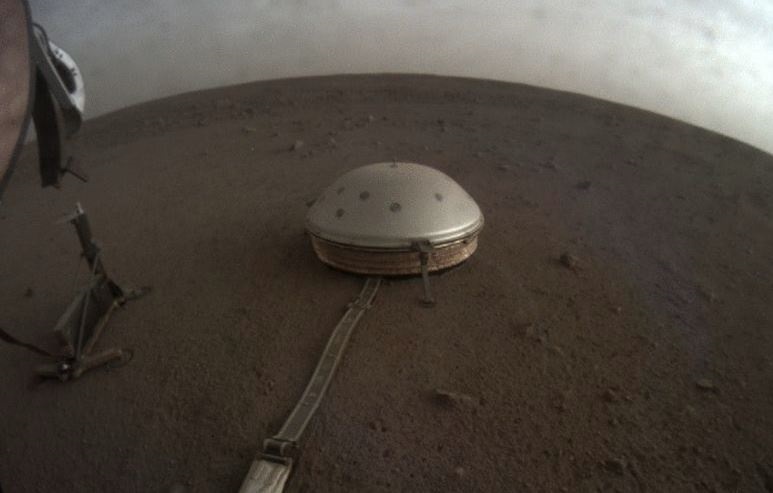 The seismograph of the InSight mission placed on the surface of Mars (NASA)