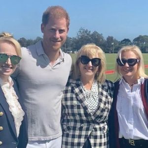 Rebel Wilson, at polo and in a family feud, is “Team Harry”