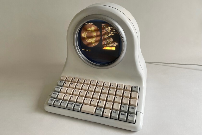 This retro futuristic computer is made with a 3D printer and looks like an old TV