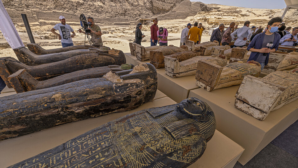 Egypt: 250 sarcophagi, 150 bronze statues and 9 meters of papyrus found |  An important discovery in the Saqqara necropolis
