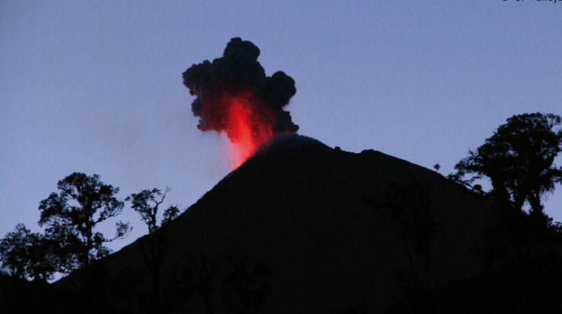 Geophysicist discusses with scientists eruptions and earthquakes in Ecuador
