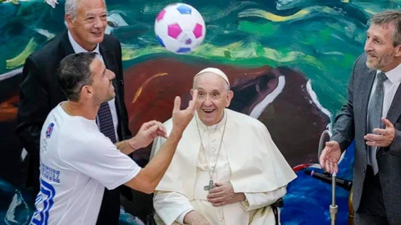 Maxi Rodriguez, Ronaldinho and Pope Francis announce peace match in honor of Maradona