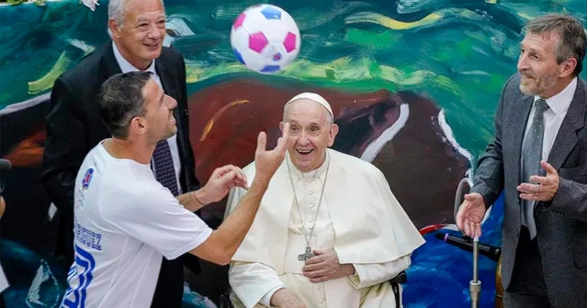 Maxi Rodriguez, Ronaldinho and Pope Francis announce peace match in honor of Maradona
