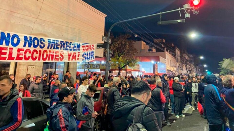 San Lorenzo: Another rally for the fans against Tinelli and Lamens |  After the suspension of the House of Representatives, the call was at the headquarters on La Plata Street