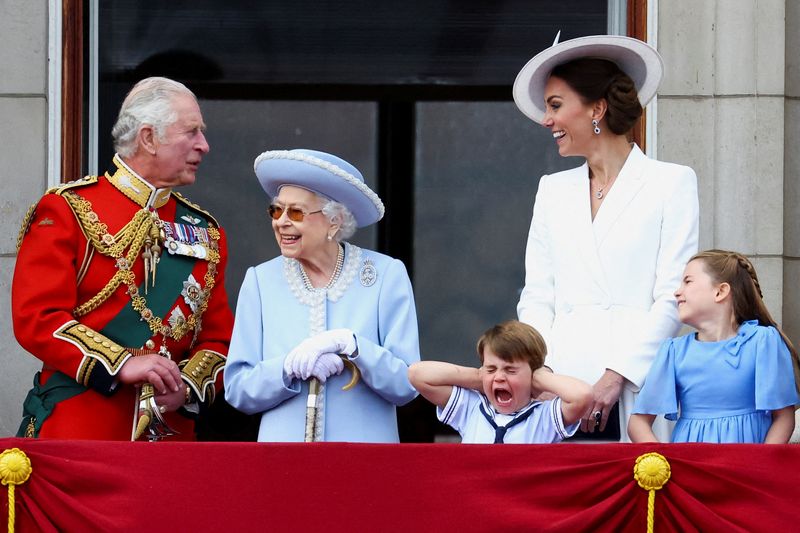 Britain's Queen, Prince Charles, and Catherine, Duchess of Cambridge, with Princess Charlotte and Prince Louis appear on the balcony of Buckingham Palace as part of the Trooping the Color procession during the Platinum Jubilee celebrations in London, Great Britain.  June 2, 2022. REUTERS/Hanna McKay