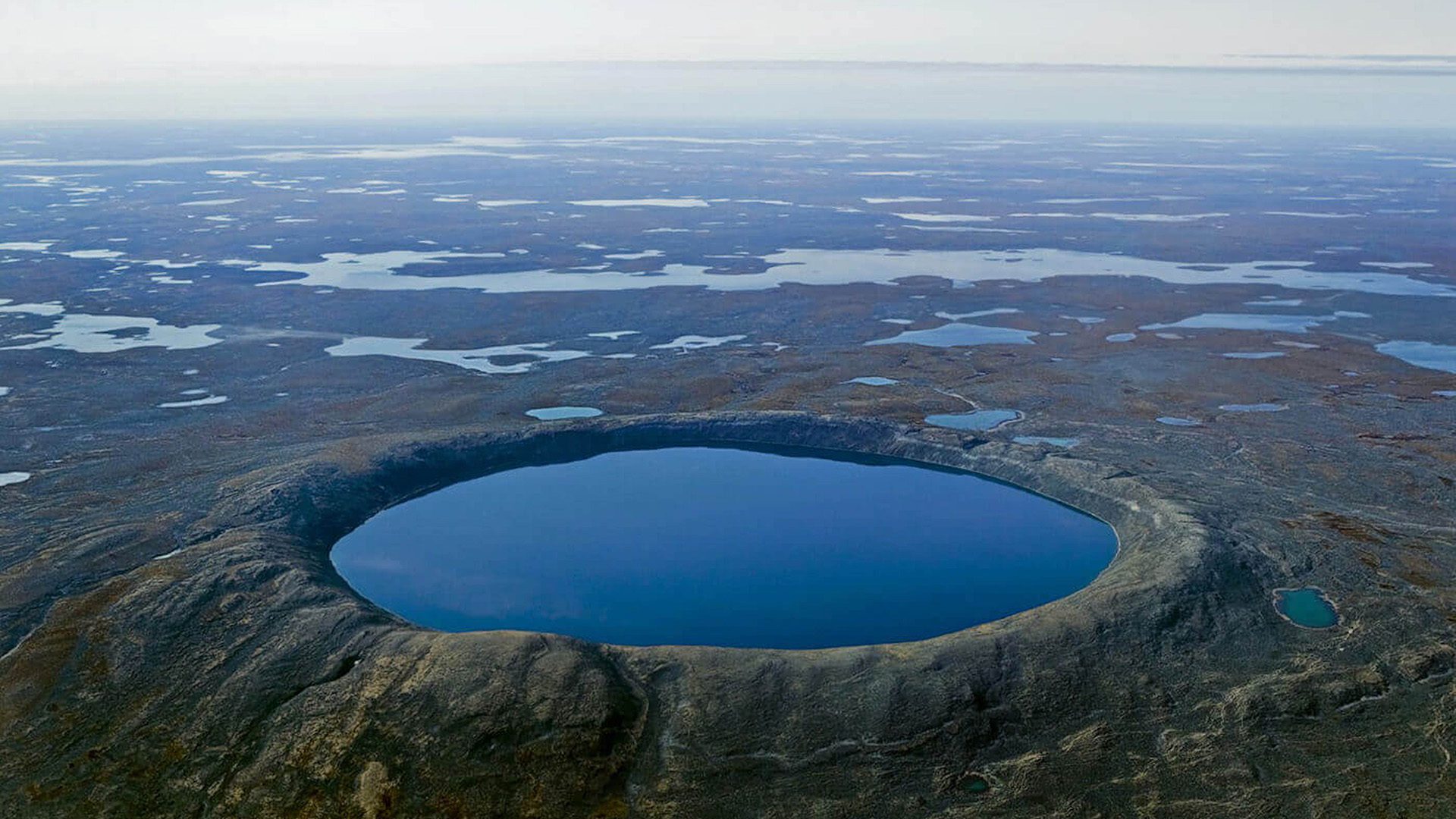 The edges of the Pingualuit rise 160 meters and a lake has formed inside due to snow and rain (Photo: Quebec Tourist Office)