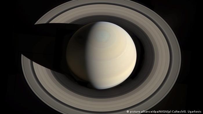 Saturn and its rings picture