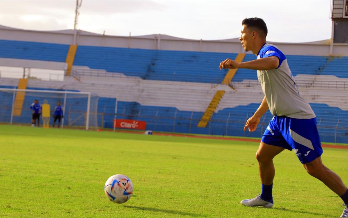 Kevin Lopez drives the ball during Honduras training at the Olympic Stadium.
