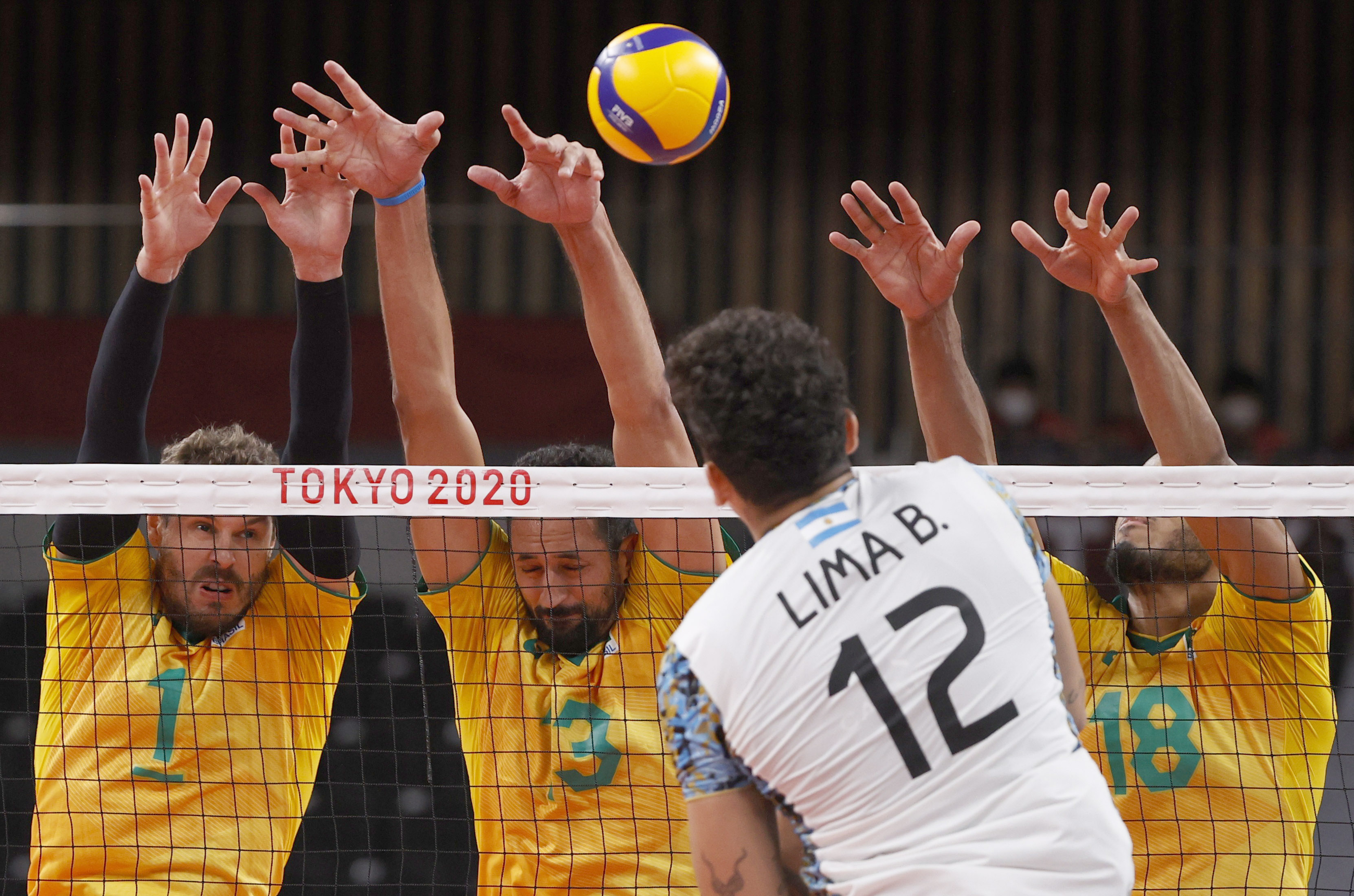 Bruno Lima breaks Brazil's blockade in the decisive duel that allowed Argentina to celebrate a bronze medal in Tokyo.  Photo: Reuters/Valentin Ogirenko