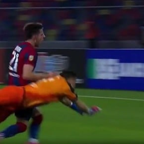 Video: Was it red for the Cordoba goalkeeper?