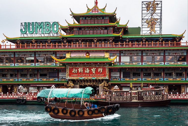 This is how the famous floating restaurant in Hong Kong sank