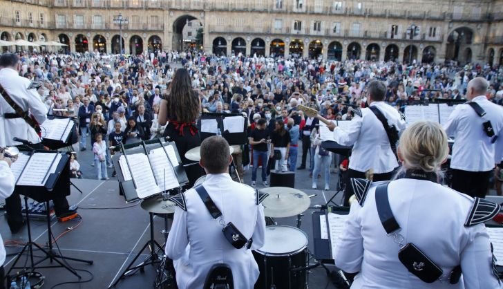 The British Army “victory” in Salamanca with a huge concert in the Plaza Mayor