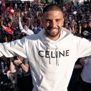 Lorenzo Insigne arrives in Canada and goes crazy as he meets Toronto FC . fans
