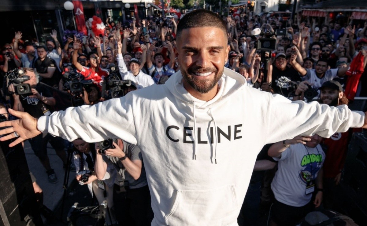 Lorenzo Insigne arrives in Canada and goes crazy as he meets Toronto FC . fans