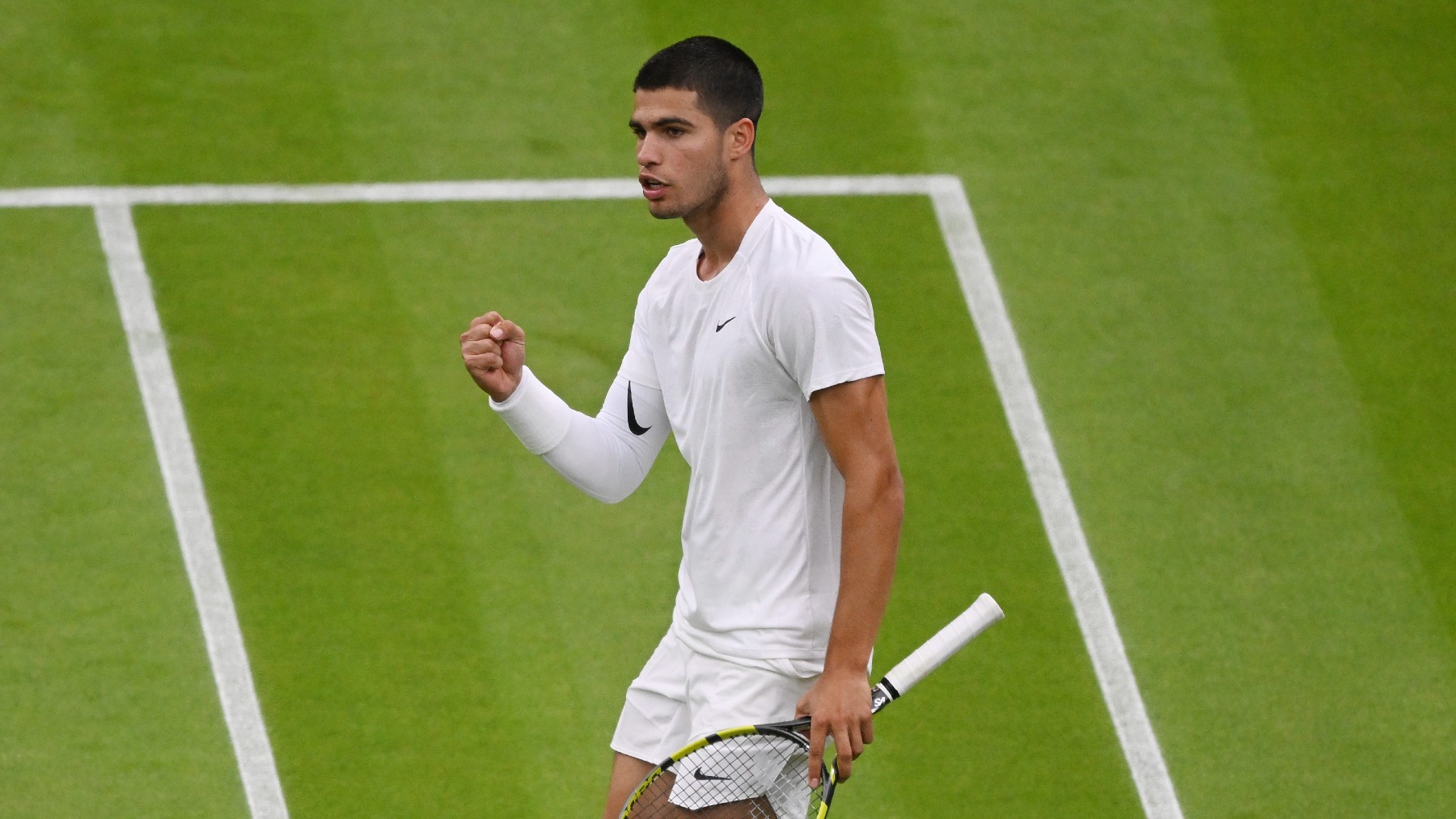 What happened to Carlos Alcaraz’s arm in his first Wimbledon match?