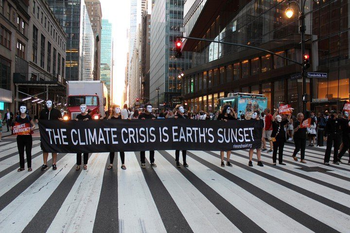 Activists have used Manhattanhenge to talk about the climate crisis.  Photo EFE/Sarah Yanez Richards