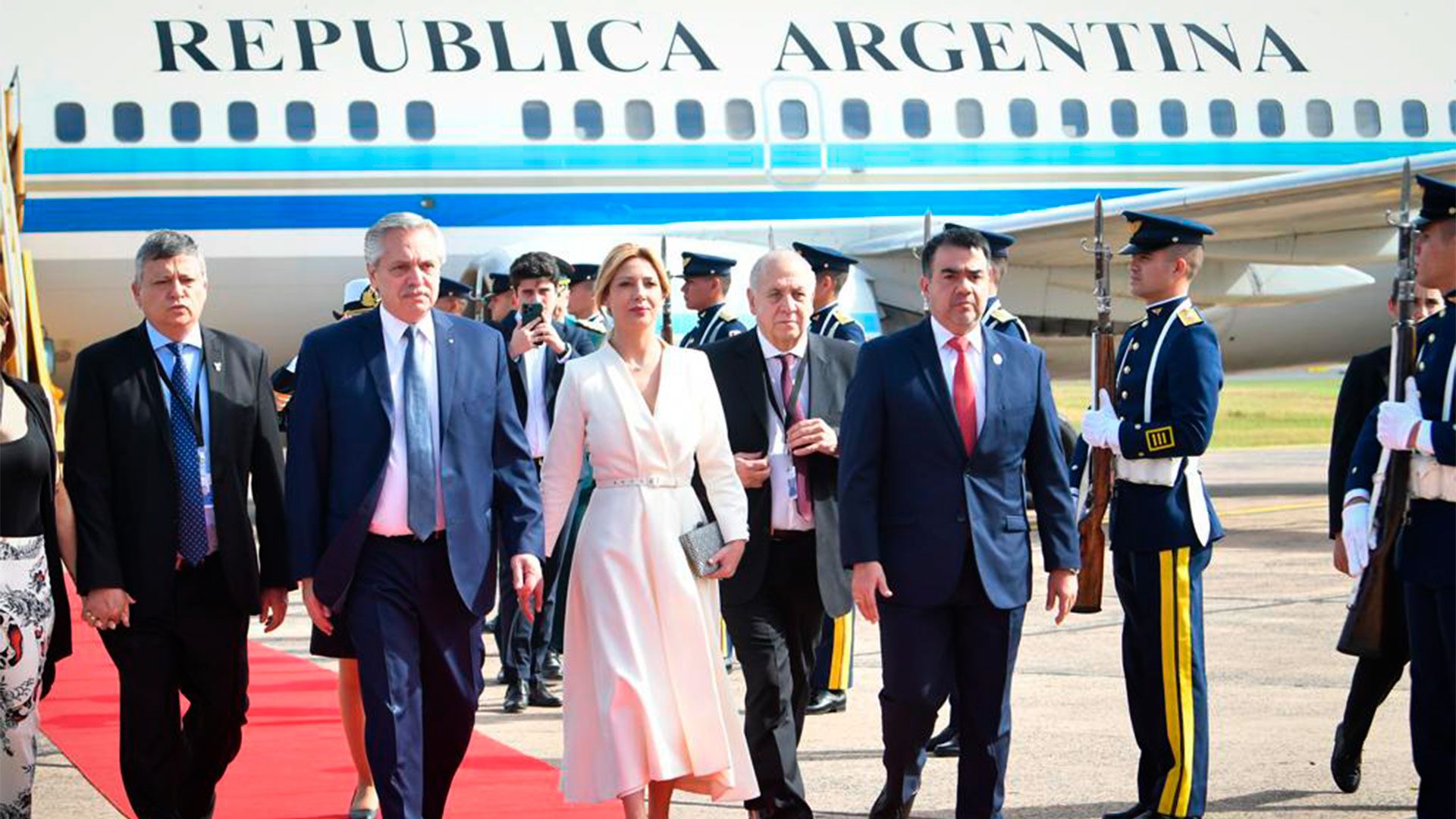 Alberto Fernandez with Fabiola Yanez upon his arrival in Asuncion to participate in the Mercosur Summit