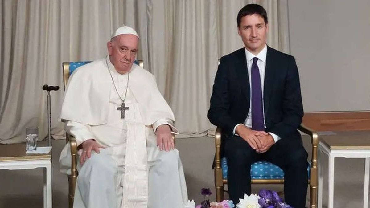 Pope Francis arrives in Quebec and meets Canadian Prime Minister Justin Trudeau