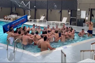 An emotional moment after the World Cup dream came true: the players sing the Chilean anthem in the hotel pool