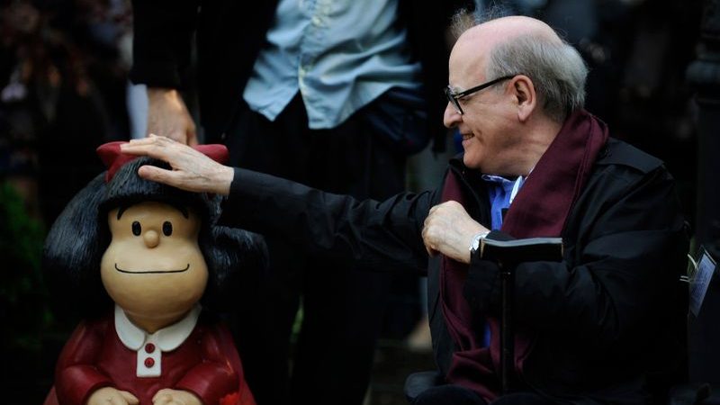 file image.  Cartoonist Quino touches a statue of his comic character Mafalda, during the opening ceremony of the San Francisco Park in Oviedo, Spain, October 23, 2014. REUTERS/Eloy Alonso