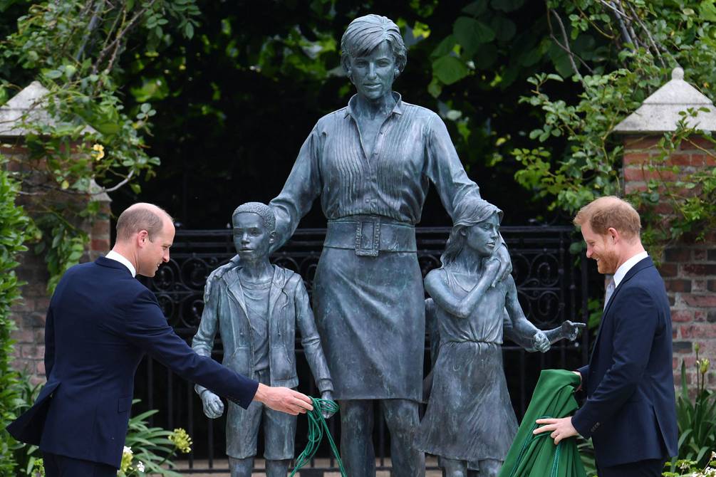 Princes William and Harry remember Diana on her 61st birthday, during her Foundation Awards |  people |  entertainment