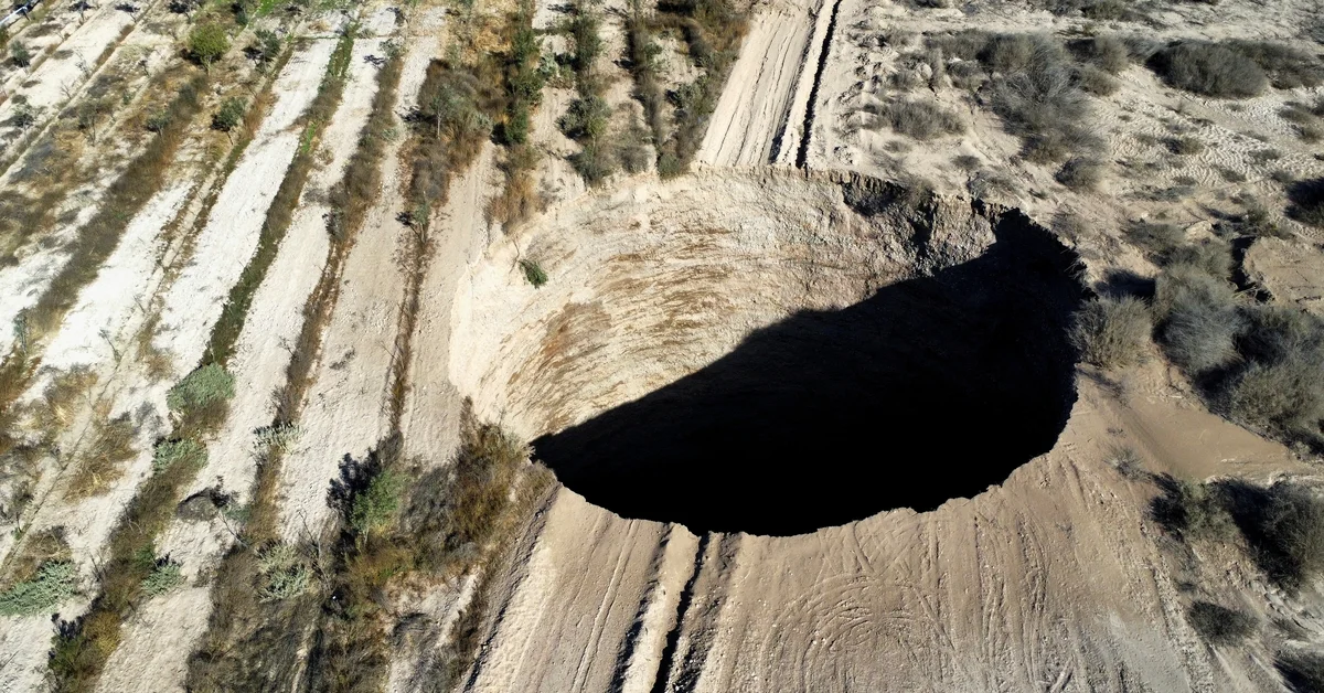 They calculated that the massive hole that appeared in northern Chile was 64 meters deep and 32 meters in diameter, and they feared it would continue to grow.