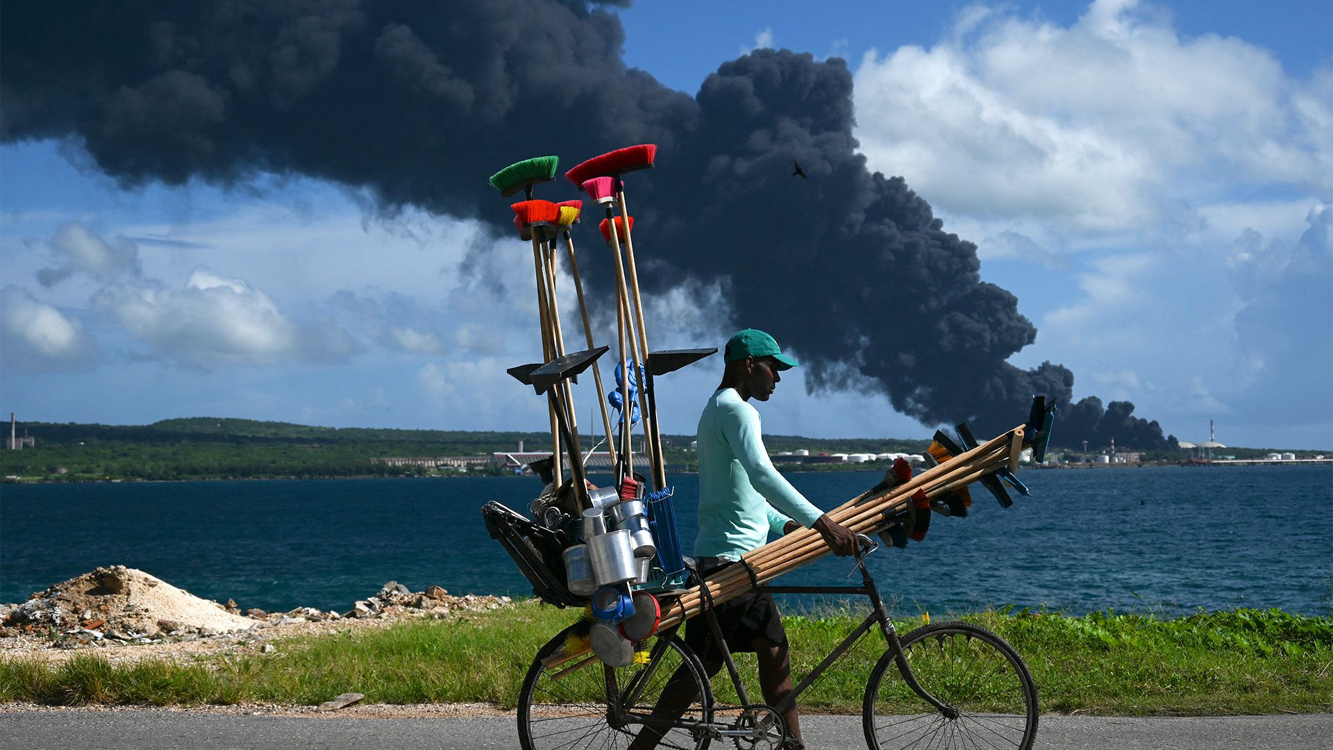 The fire comes at a time when the island has been struggling with power generation since last May (YAMIL LAGE / AFP)
