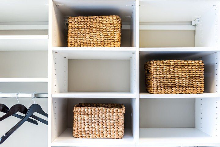 Putting important clothes or papers in baskets or boxes helps maintain order in the home.  Photo: Archive