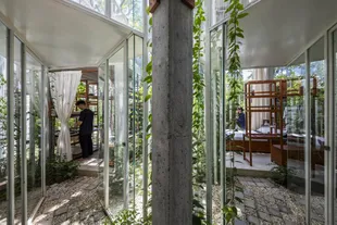 Concrete is only present in the inner columns and the floor, and the walls are all glass