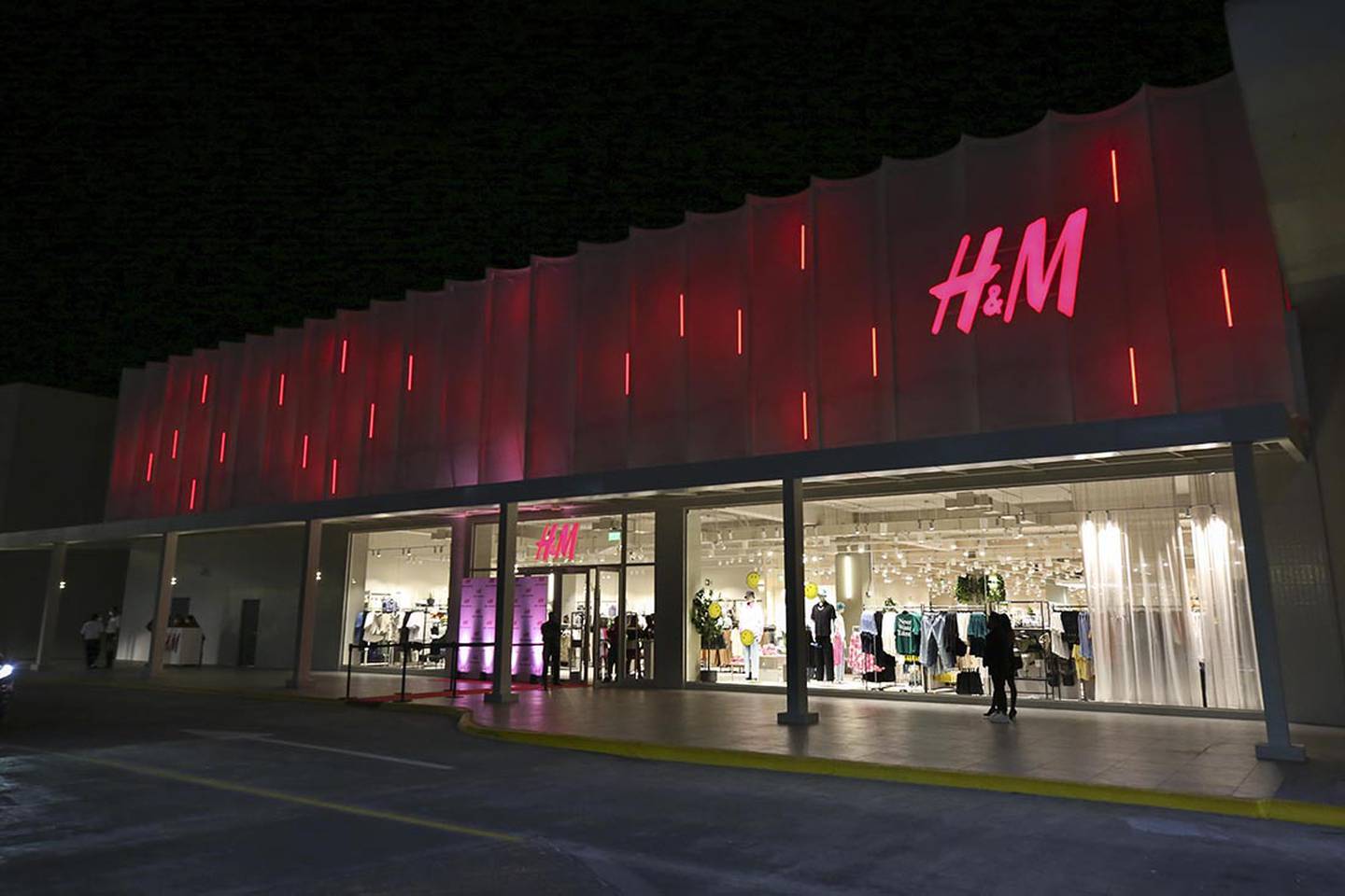 H&M opens its first store in Costa Rica with a plan to offer the same prices as in the US