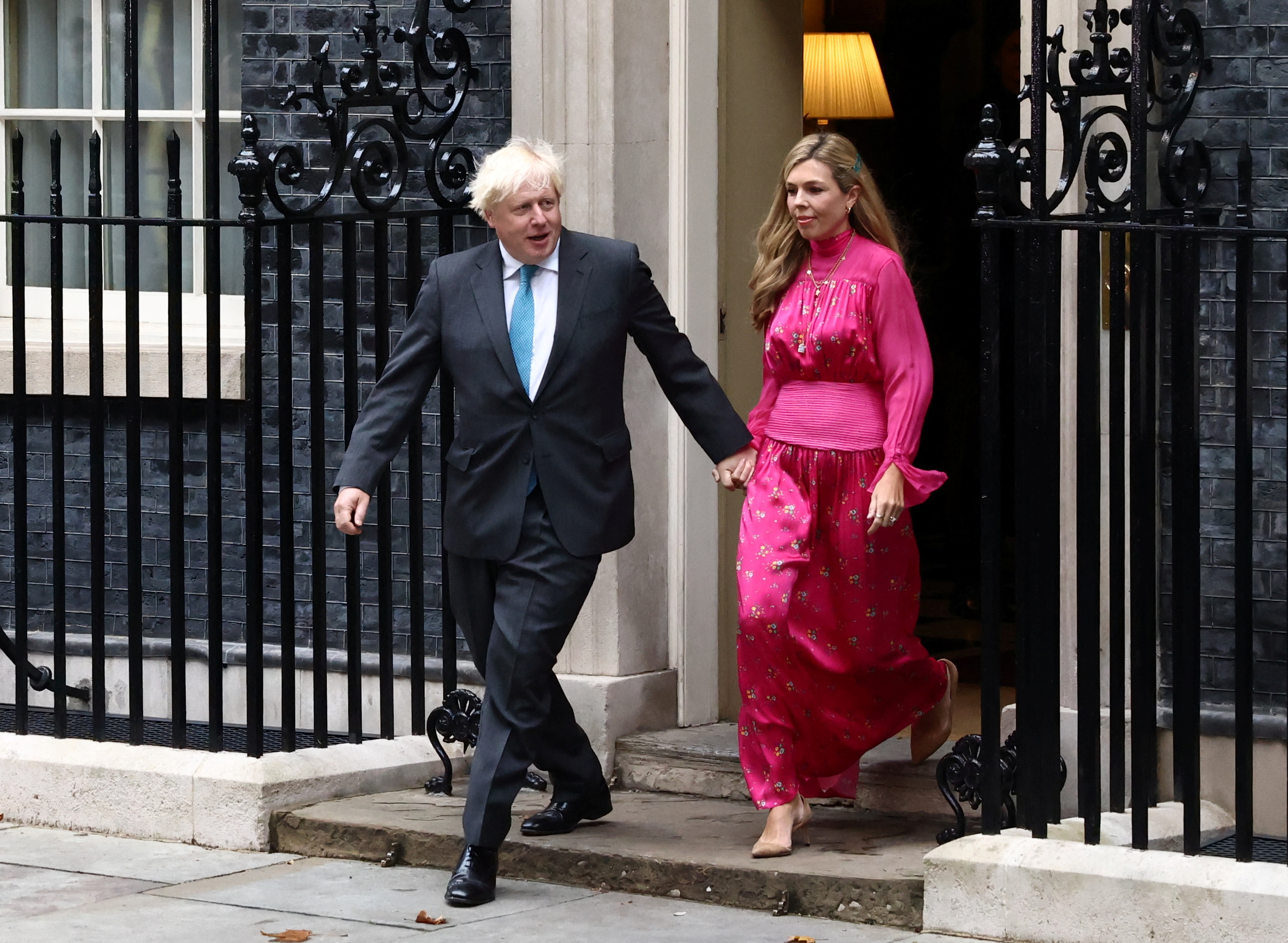 Boris Johnson said goodbye with his wife Carrie Johnson