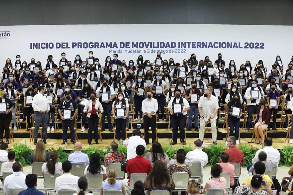 Mauricio Vila Dosal invites students of higher education to study English abroad