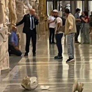 A tourist was denied access to Pope Francis and broke two statues on display in the Vatican: “He is a troubled person”
