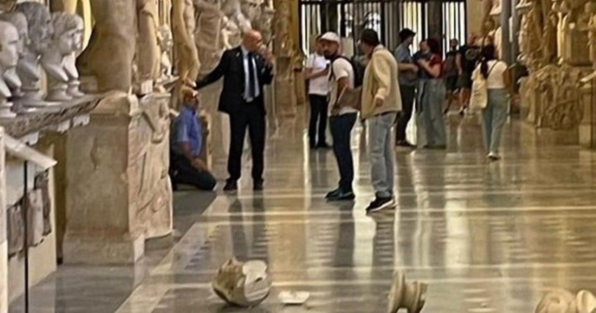 A tourist was denied access to Pope Francis and broke two statues on display in the Vatican: “He is a troubled person”