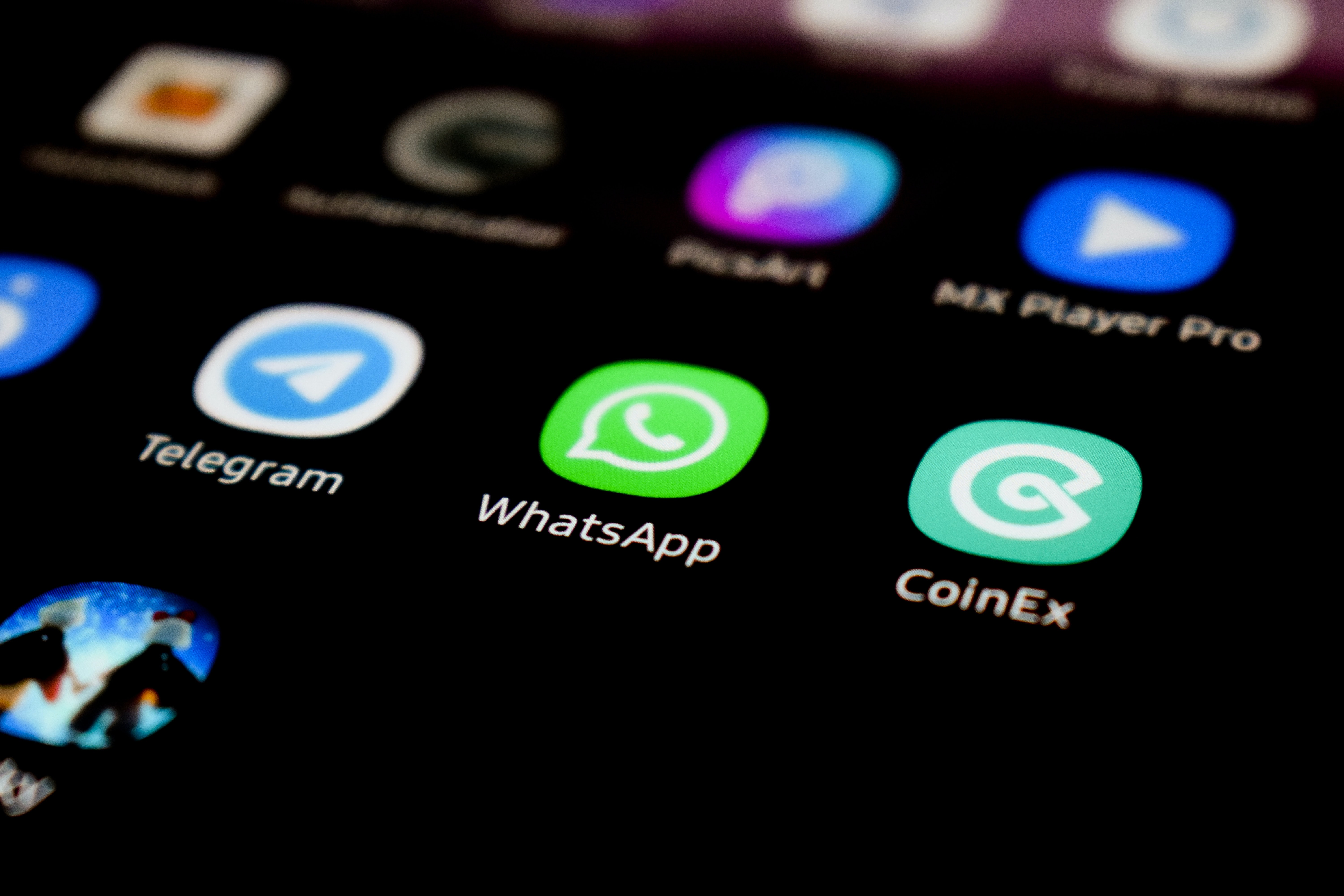 Russian millionaires sent an alert message so that WhatsApp users would stay away from the app.