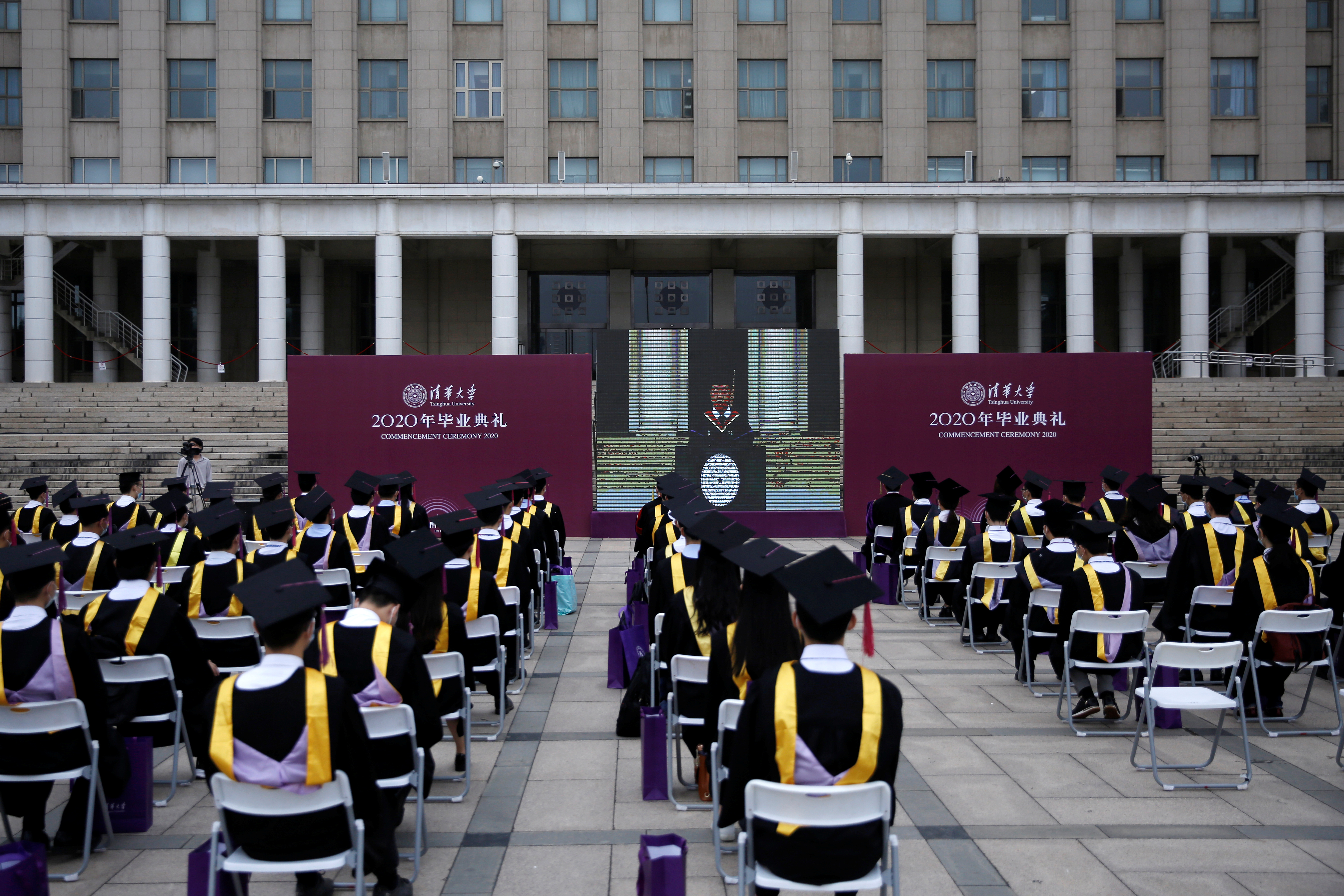 Graduation ceremony at Tsinghua University in Beijing, considered the best in Asia (REUTERS / Tingshu Wang)