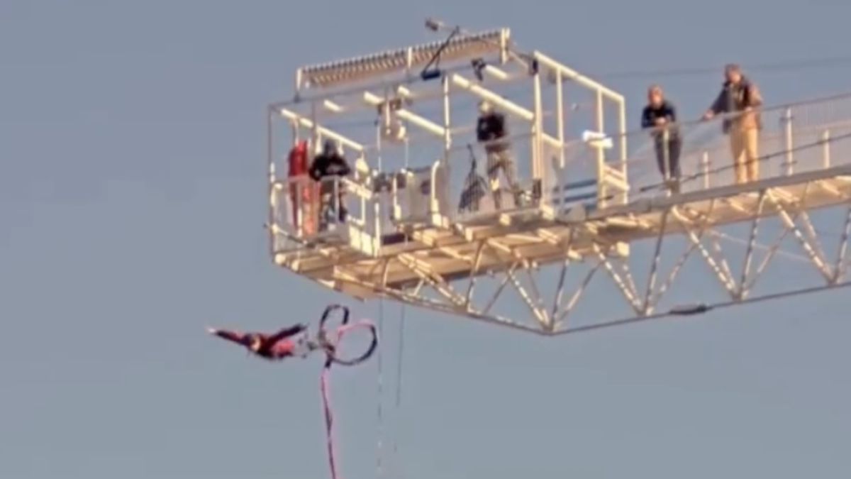 Justin Trudeau |  Canada’s Prime Minister surprised the practice of bungee jumping