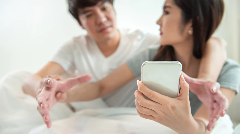 How to prevent your partner from seeing your WhatsApp chats.  (Photo: AdobeStock)