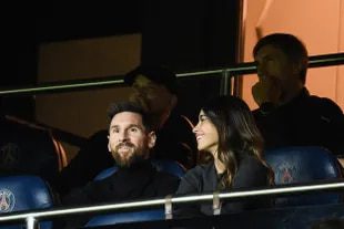 Lionel Messi and Antonella Roccuzzo watch the UEFA Champions League match between Paris Saint-Germain and Benfica from the penalty area;  Rosario star prioritizes getting to the World Cup well
